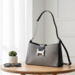 FRONT CLUTCH HANDBAG TEXTURED W/H BADGE